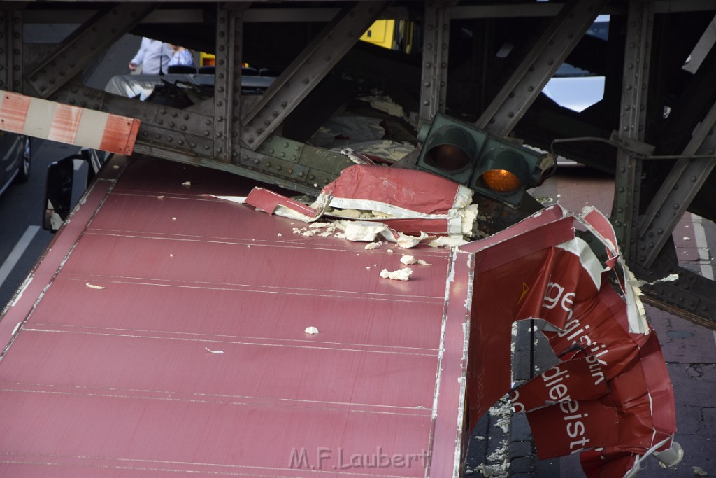 LKW blieb unter Bruecke haengen Koeln Deutz Opladenerstr Deutz Muelheimerstr P051.JPG - Miklos Laubert